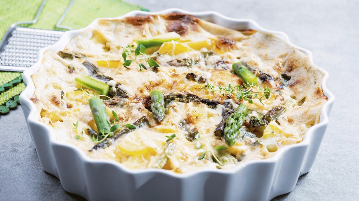 Spargel-Kartoffel-Gratin in Keramik Auflaufform