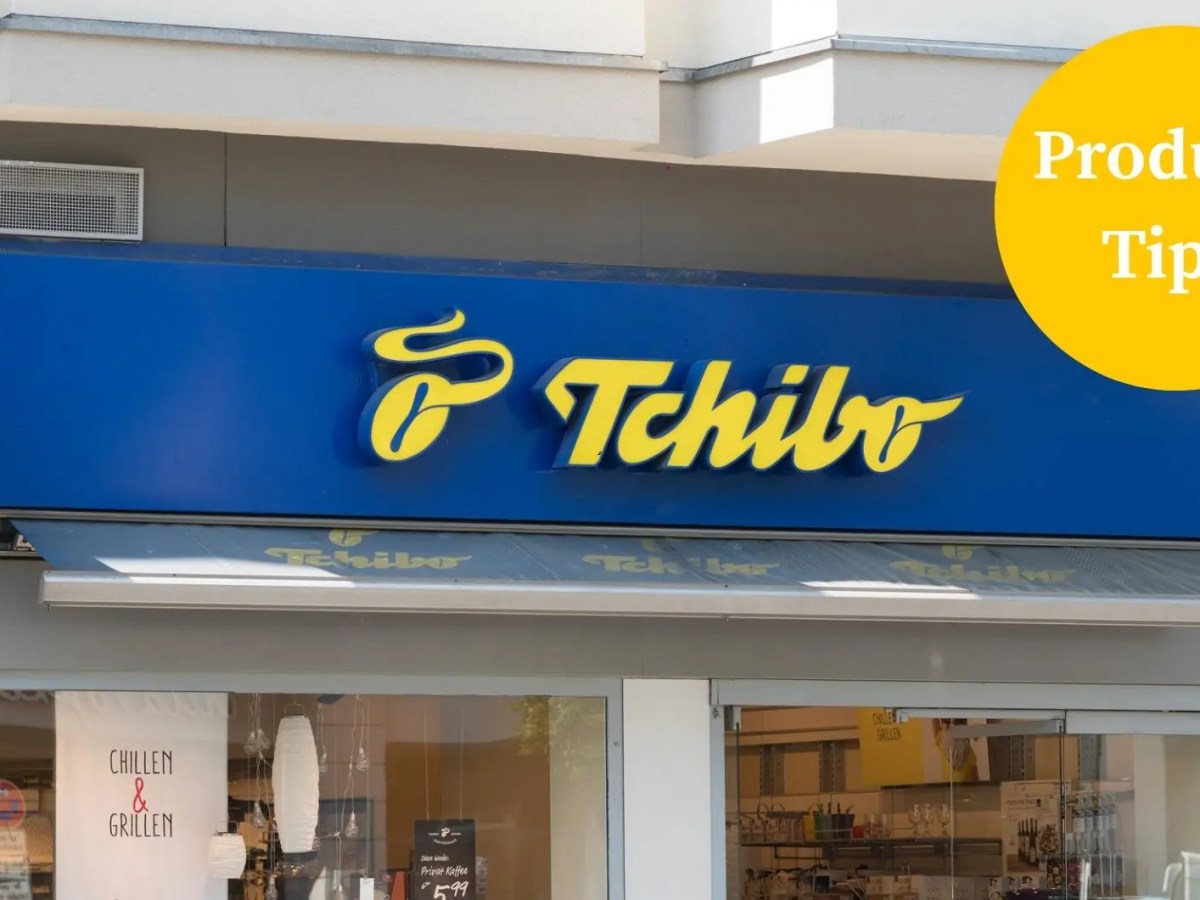 Bild von dem Logo über einem Tchibo-Store. Oben rechts befindet sich ein gelber Kreis mit der Schrift "Produkt-Bild".