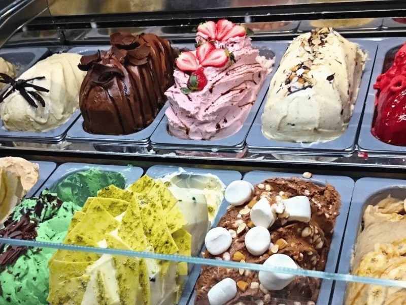 Eisdielen-Theke mit vielen verschiedenen Sorten.