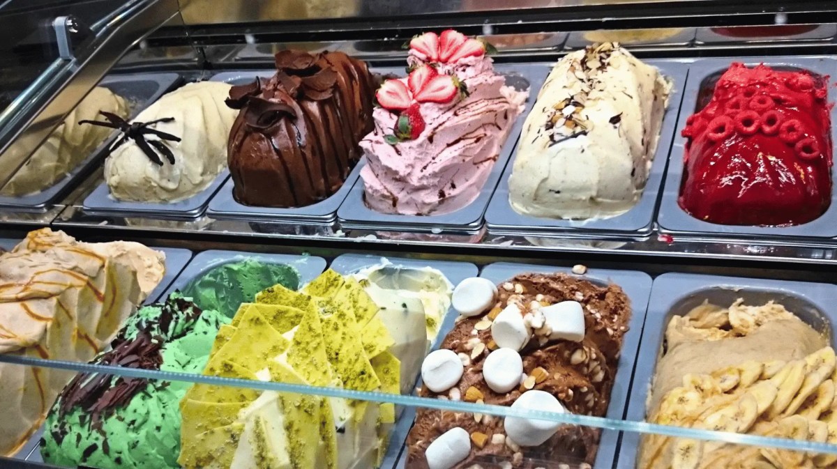 Eisdielen-Theke mit vielen verschiedenen Sorten.
