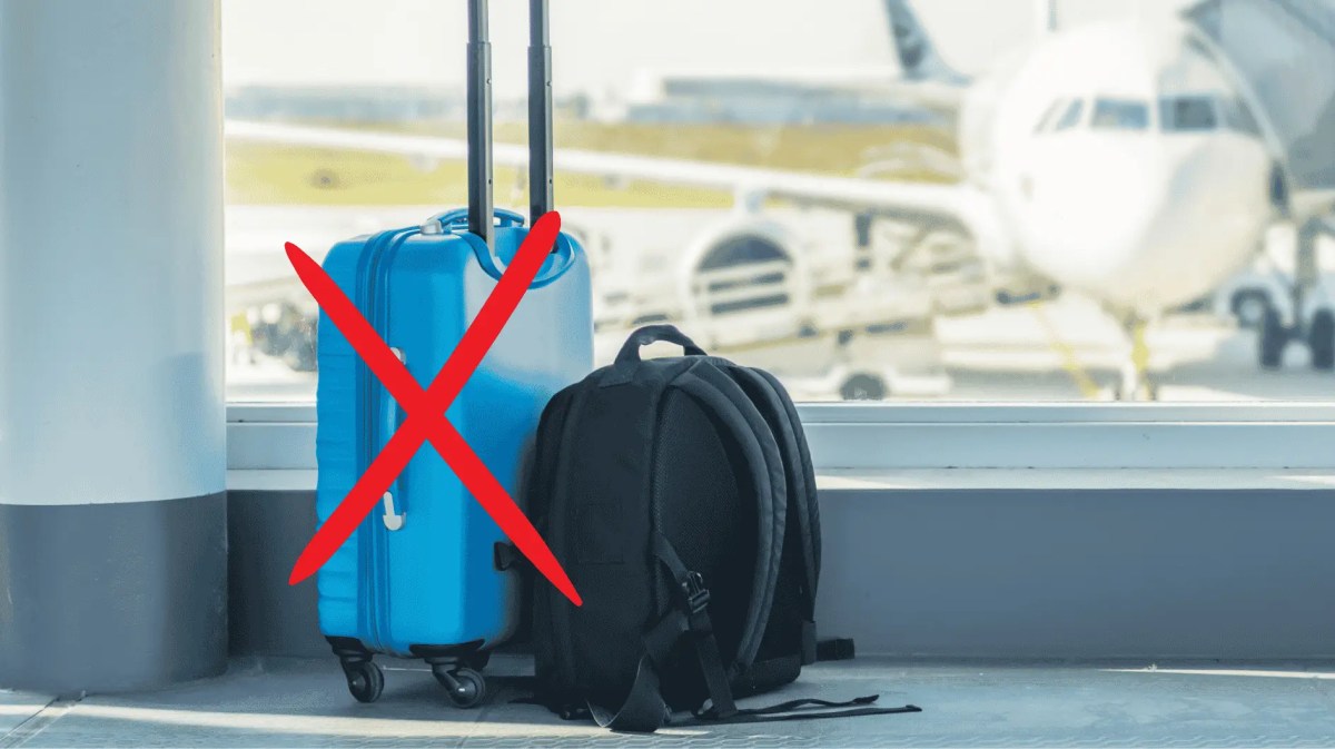 Trolley und Rucksack an Flughafen, der Koffer ist mit rot durchgestrichen.