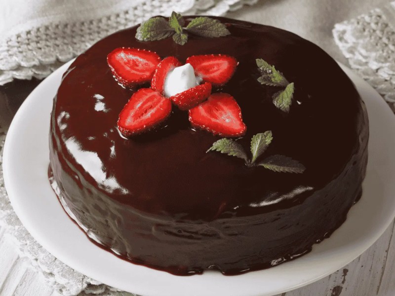 Schokokuchen mit Erdbeeren.