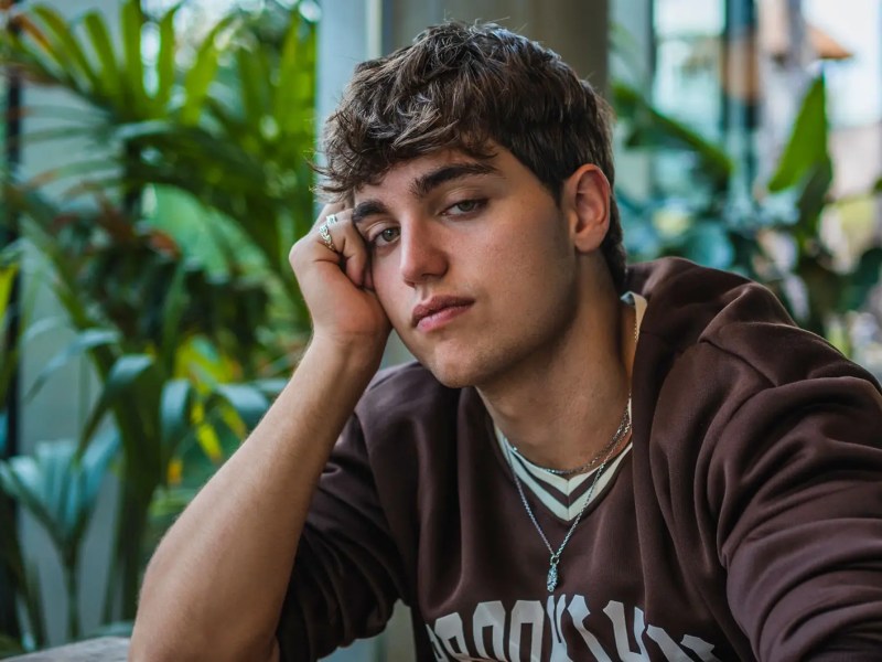 Portr&auml;t eines m&auml;nnlichen Teenagers mit blauen Augen, der in die Kamera schaut.