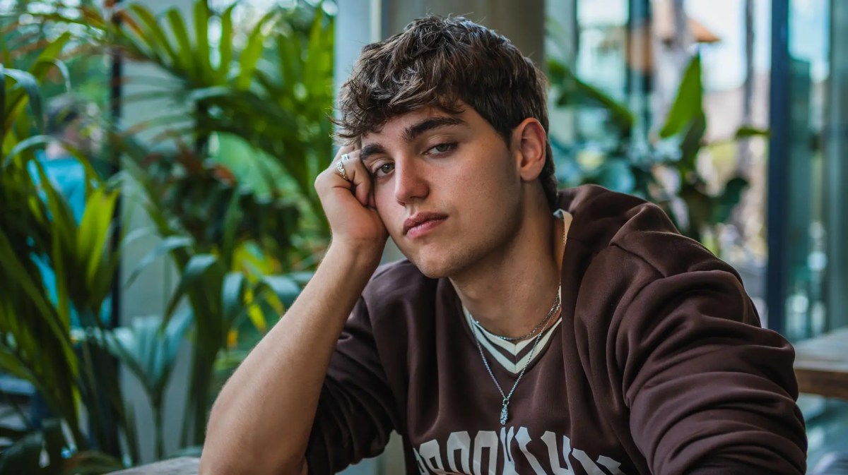 Porträt eines männlichen Teenagers mit blauen Augen, der in die Kamera schaut.