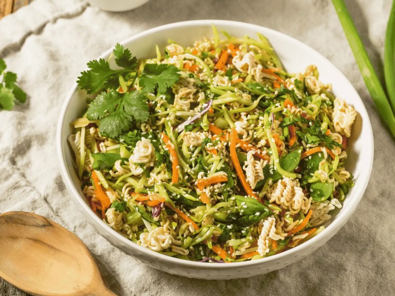 Knuspriger Ramen-Salat mit Gemüse und frischen Kräutern.