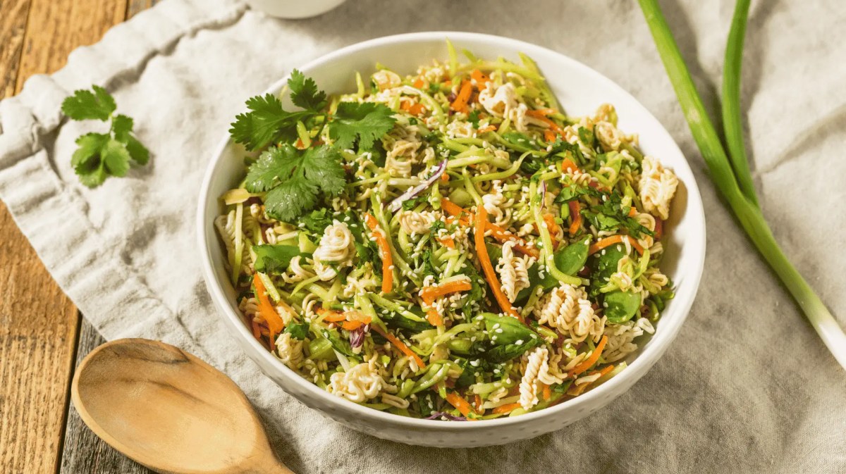 Knuspriger Ramen-Salat mit Gemüse und frischen Kräutern.