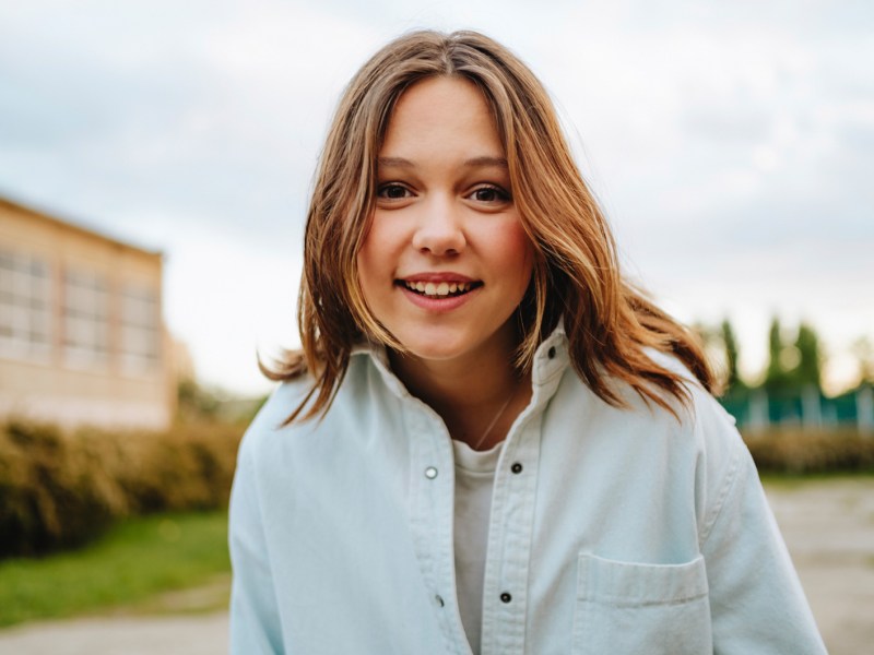 Portr&auml;t eines Blonden M&auml;dchens im Teenageralter.