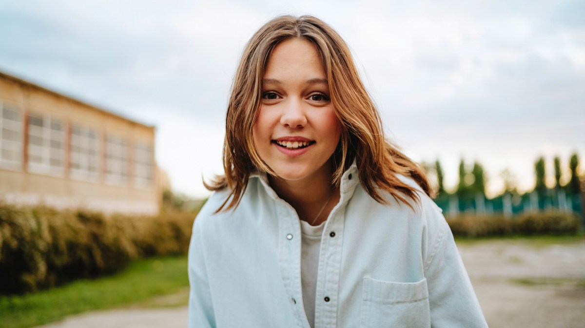 Porträt eines Blonden Mädchens im Teenageralter.