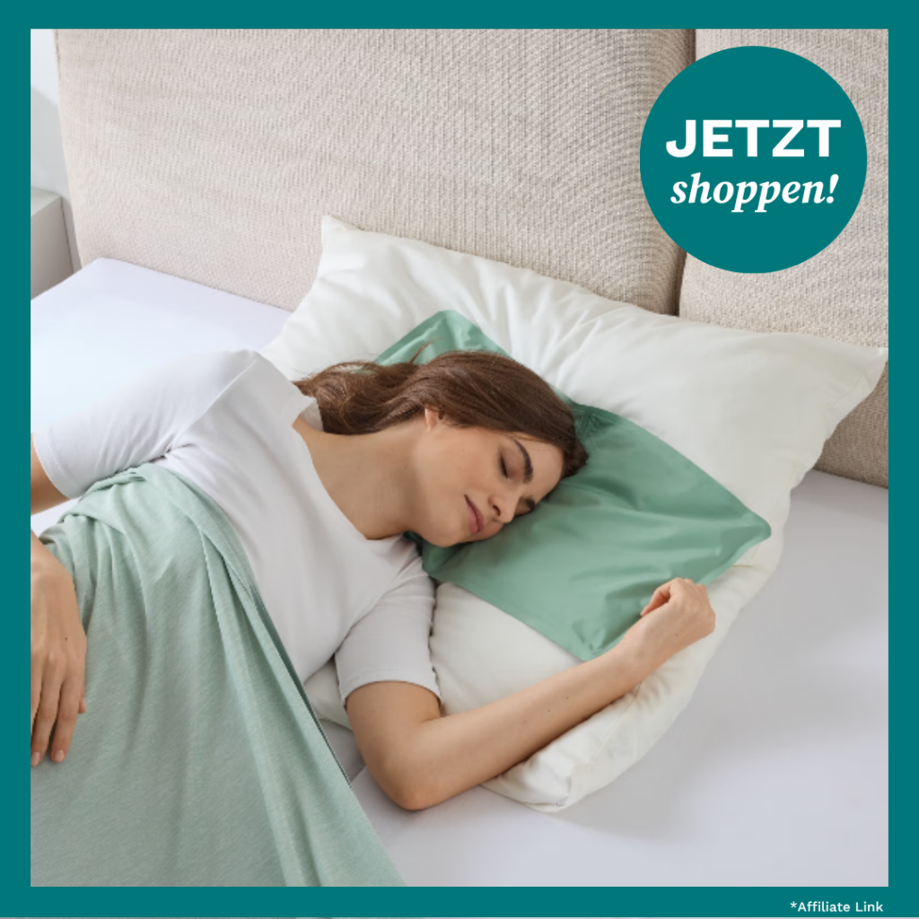 Junge Frau schläft in einem Bett auf einem Kühlkissen