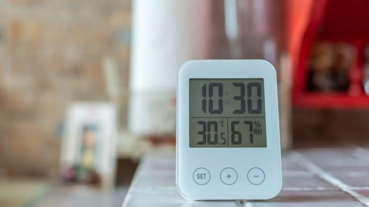 Ein Hygrometer steht auf einem Tisch.