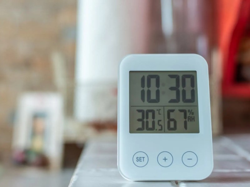 Ein Hygrometer steht auf einem Tisch.