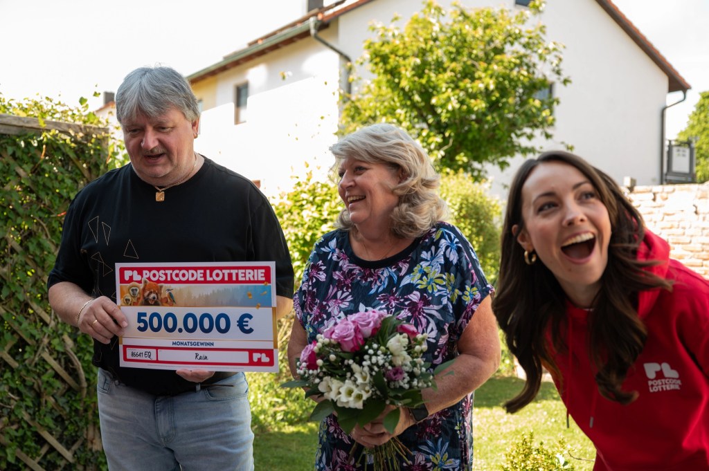 Glücksbotin Julia Krüger bei einer Gewinnbenachrichtigung mit zwei Gewinner*innen.