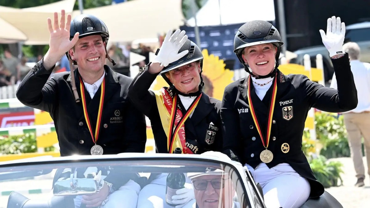Isabell Werth (Mitte) gewinnt im vergangenen Jahr DM-Gold im Grand Prix Special vor Frederic Wandres (links) und Katharina Hemmer.© Dietmar Reker | WP