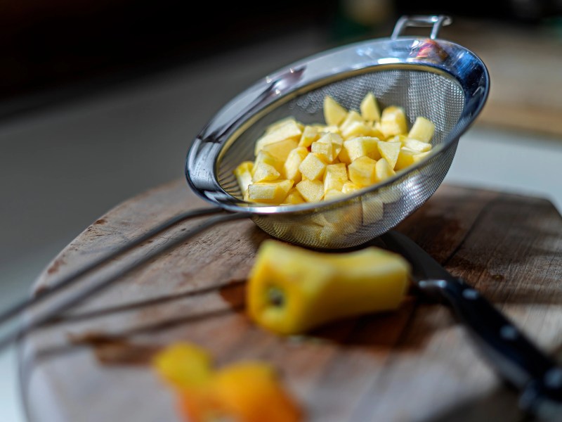 K&uuml;chensieb mit kleingeschnittenen &Auml;pfeln drin