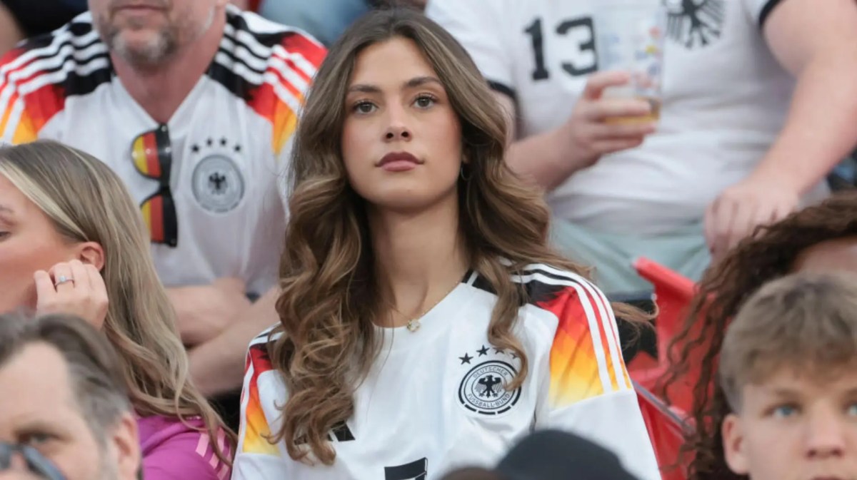 Sophia Havertz mit Deutschlandtrikot auf der Tribüne.