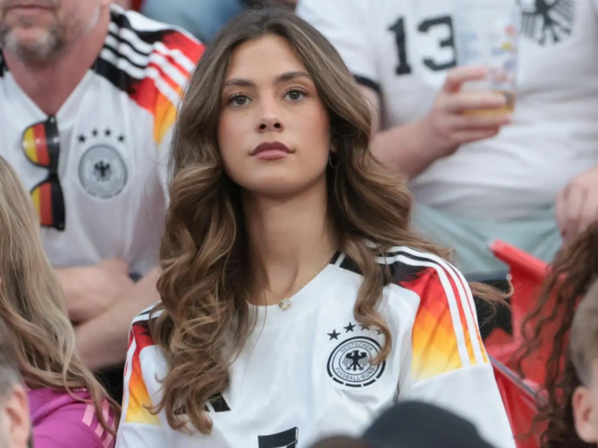 Sophia Havertz mit Deutschlandtrikot auf der Tribüne.