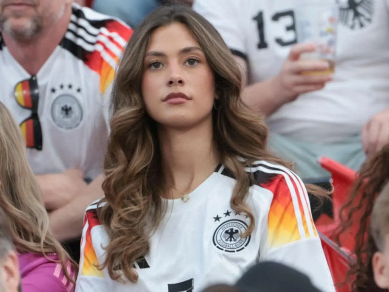 Sophia Havertz mit Deutschlandtrikot auf der Tribüne.