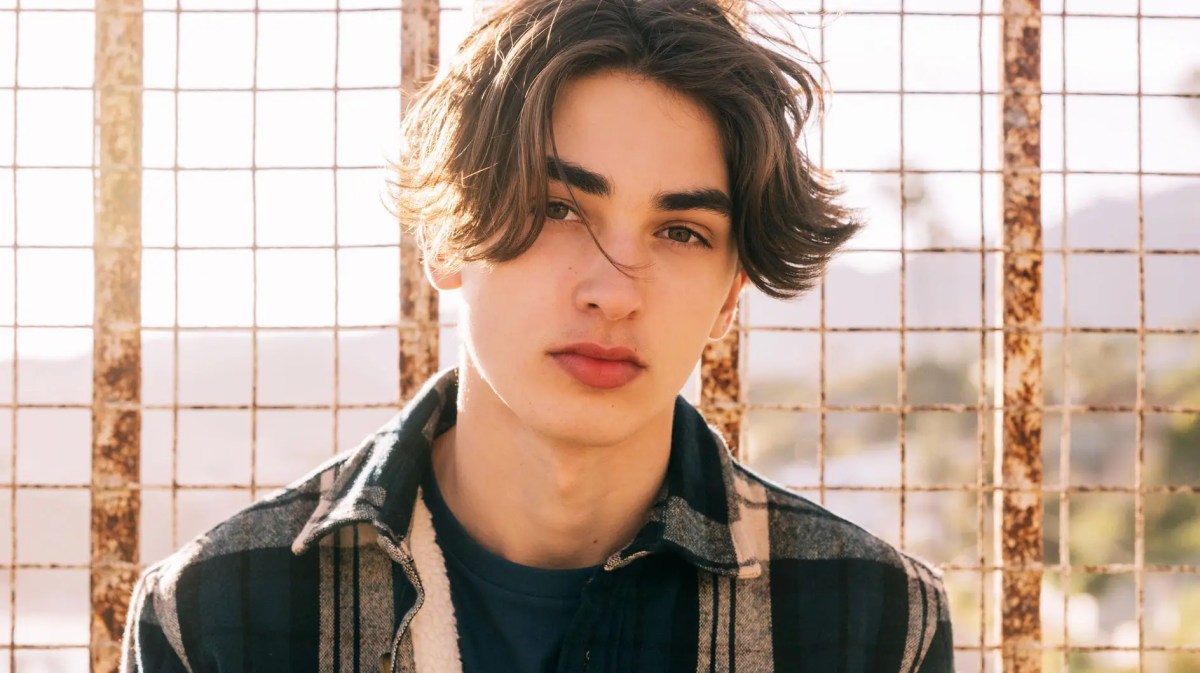 Porträt eines Teenager-Jungen, ca. 16 Jahre alt.