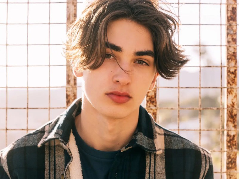 Porträt eines Teenager-Jungen, ca. 16 Jahre alt.