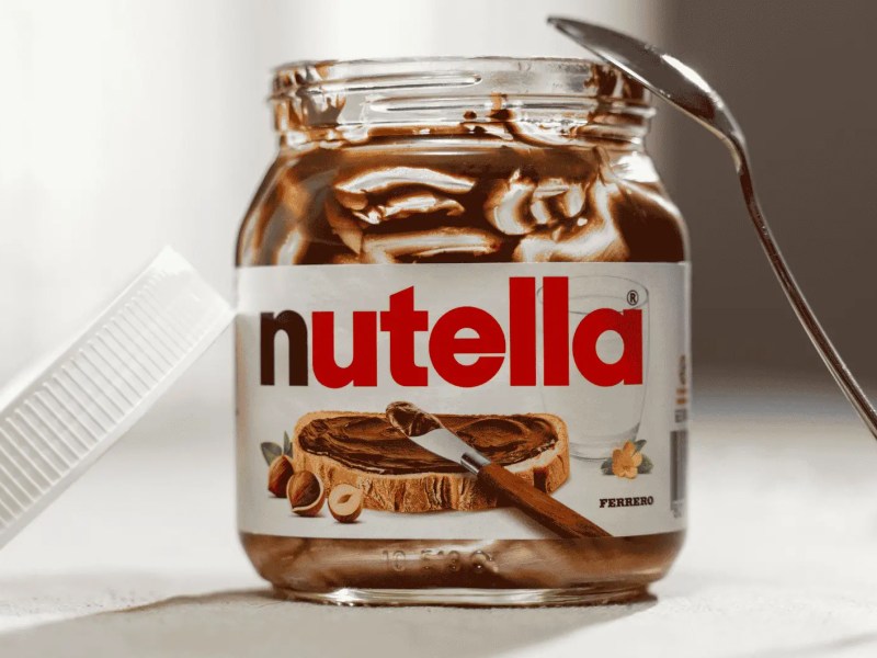 Leeres Nutella-Glas, daneben ein Löffel.