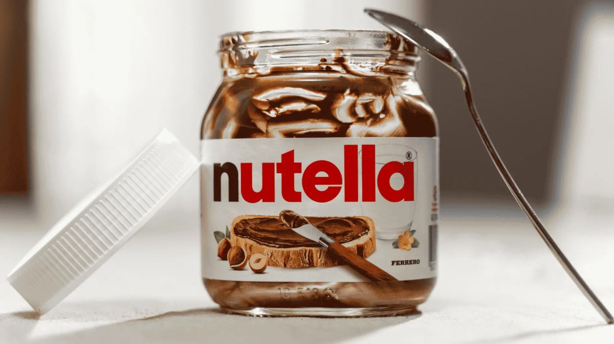 Leeres Nutella-Glas, daneben ein Löffel.