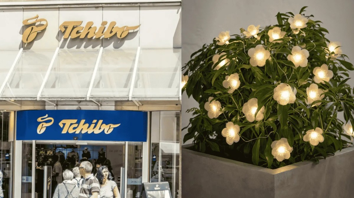 Tchibo Geschäft von außen, daneben eine Lichterkette.
