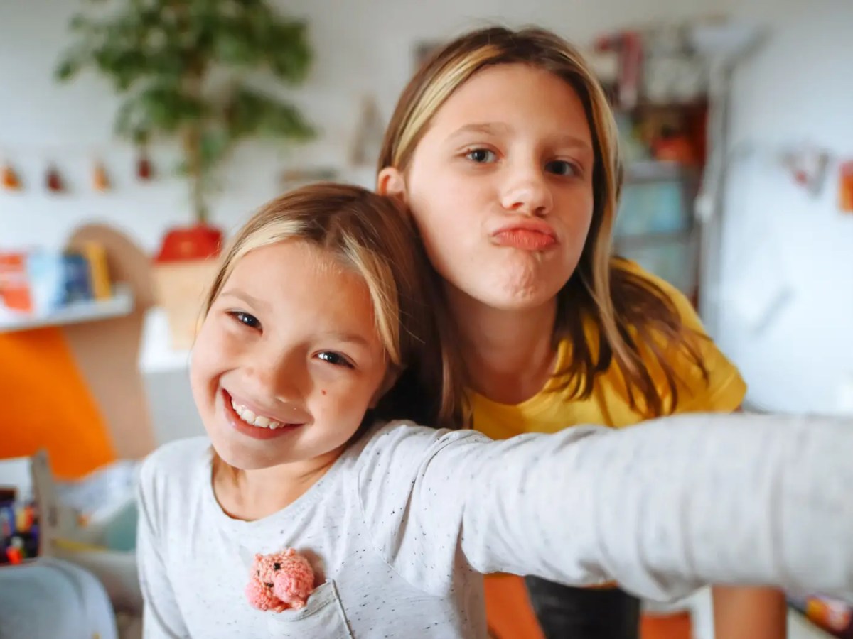Schwestern posieren f&uuml;r Selfie.