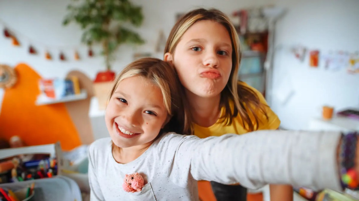 Schwestern posieren für Selfie.