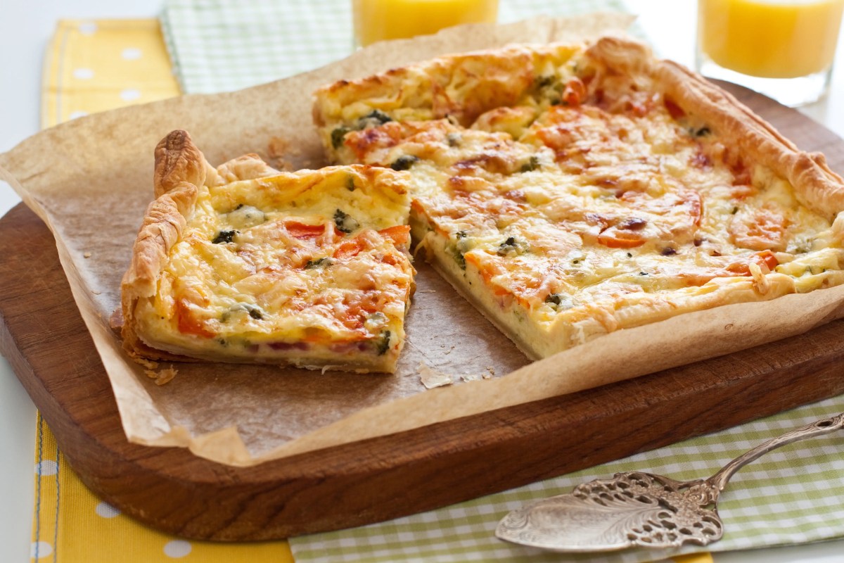 Backpapier mit einem Gemüseflammkuchen drauf
