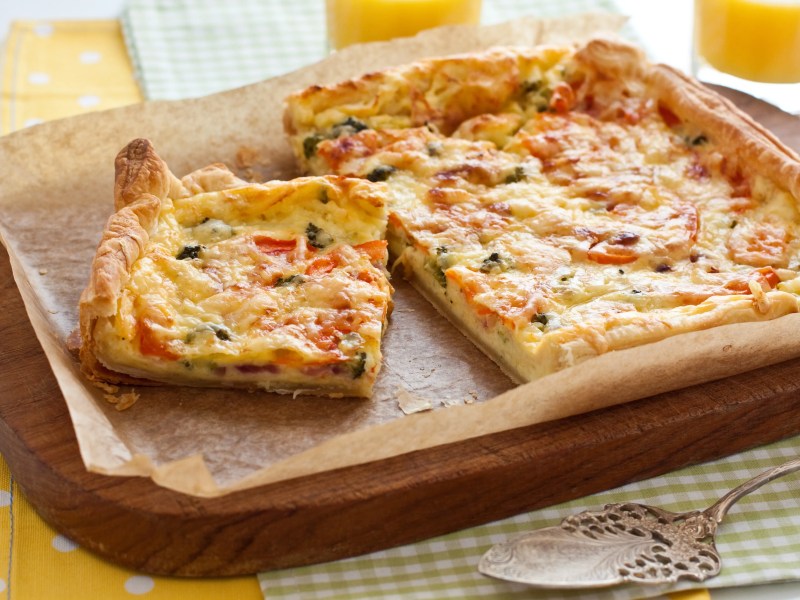 Backpapier mit einem Gemüseflammkuchen drauf