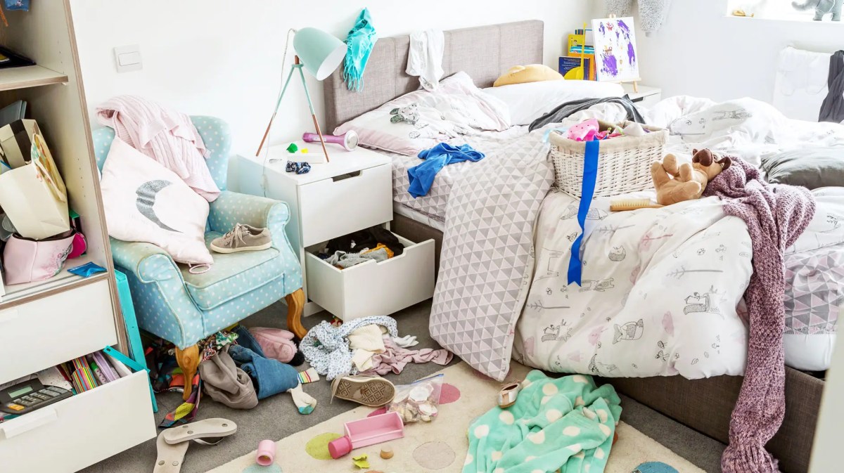 Unordentliches Jugendzimmer, mit Sachen überall verteilt.