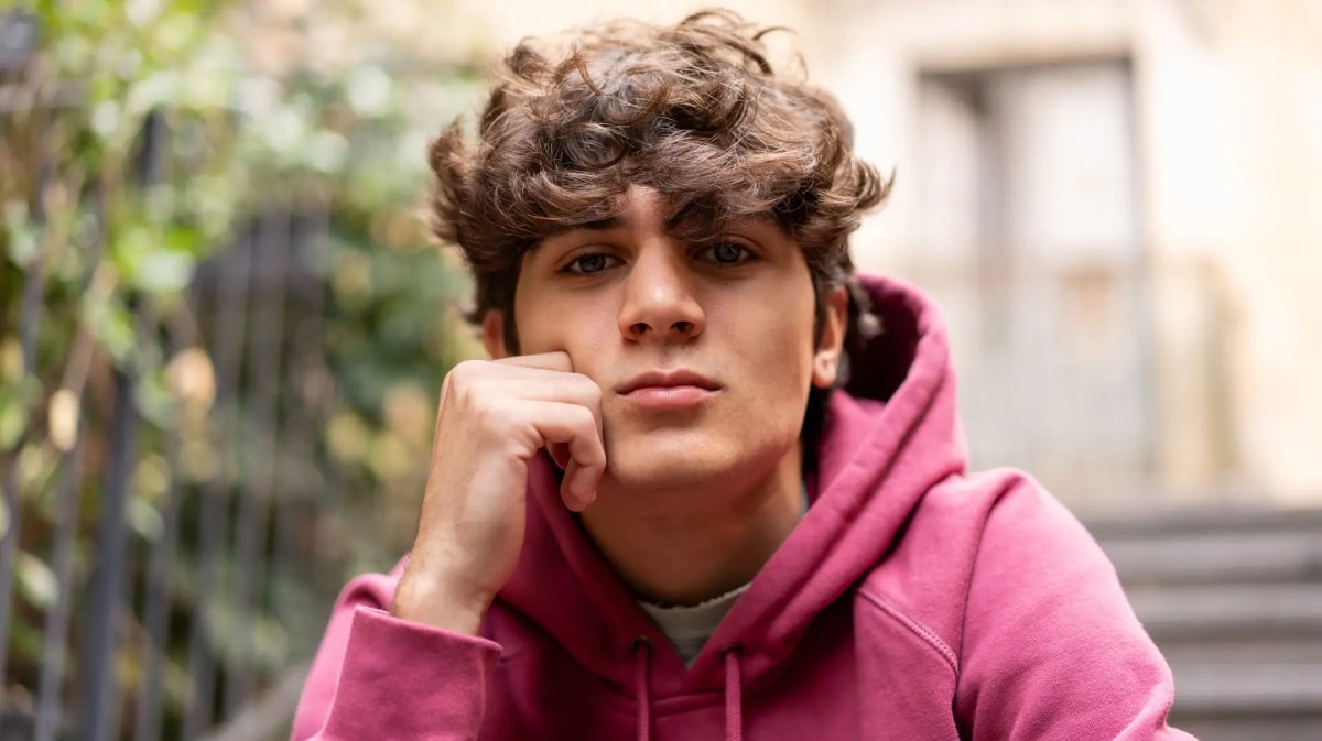 Porträt eines Teenagers, der nachdenklich schaut.