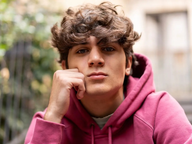 Porträt eines Teenagers, der nachdenklich schaut.