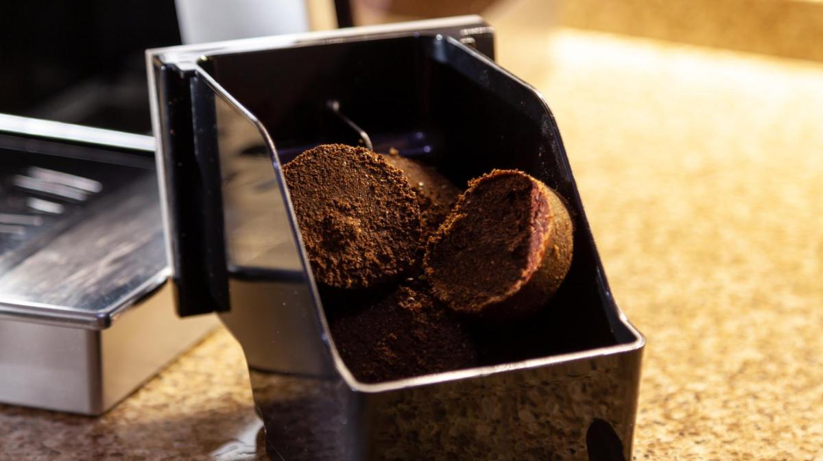Kaffeesatz-Behälter mit Kaffeesatz.
