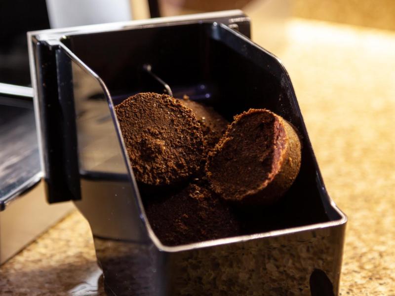 Kaffeesatz-Behälter mit Kaffeesatz.