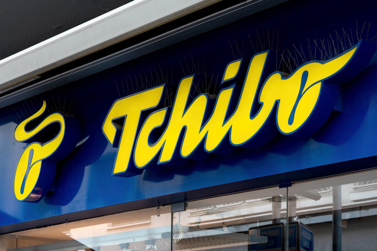 Nahaufnahme des Tchibo-Logos am Geschäft