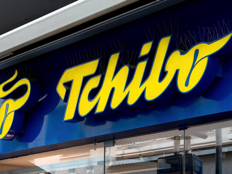 Nahaufnahme des Tchibo-Logos am Geschäft
