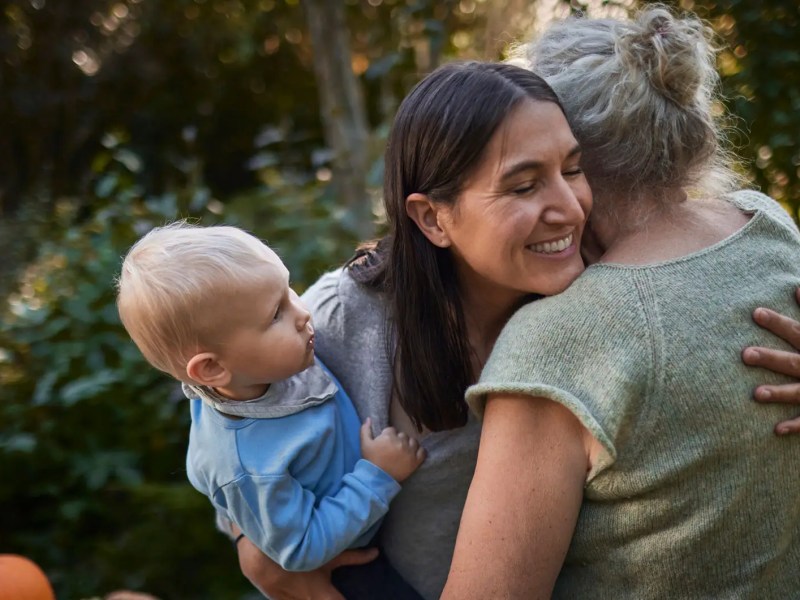 Drei Generationen, Oma, Mutter, Enkel.