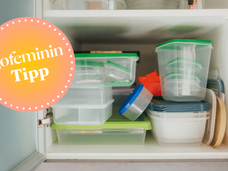 Tupperdosen und Brotdosen im Schrank mit gofeminin Logo