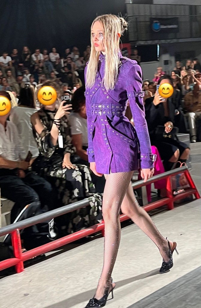 Frau läuft über den Catwalk bei der Berliner Fashion Week