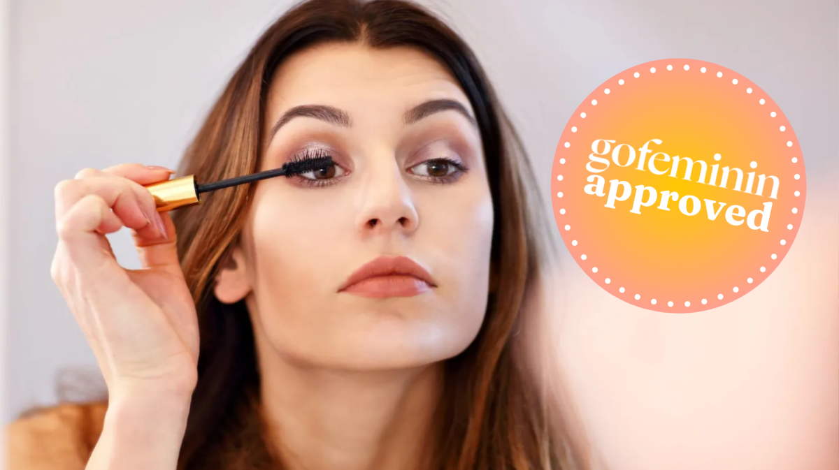 Frau mit Mascara und gofeminin Logo