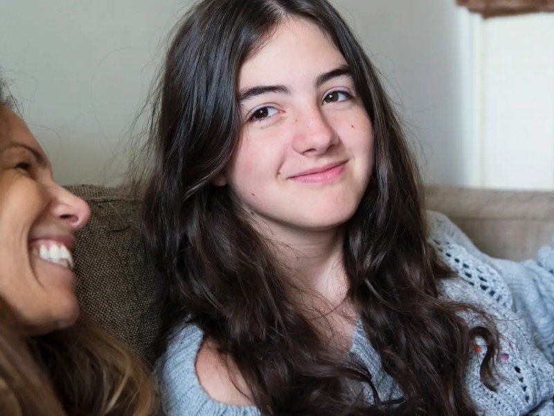 Mutter und Tochter auf der Couch.