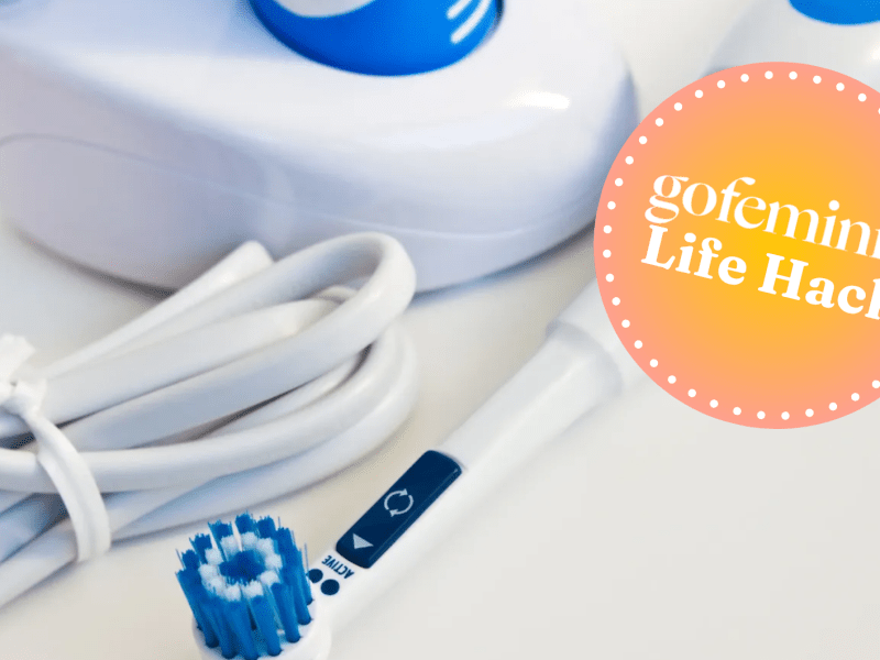 Elektrische Zahnbürste mit Ladestation darauf gofeminin Logo